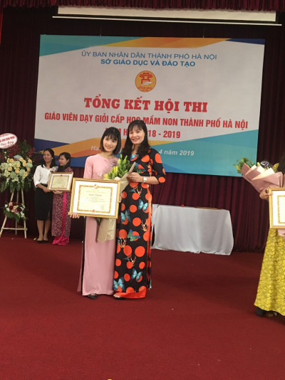 Cô giáo Vũ Hồng Mai Trường Mầm non Hà Trì đạt giải nhất trong Hội thi giáo viên dạy giỏi cấp học mầm non Thành phố Hà Nội - năm học 2018-2019