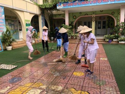 Tập thể CBGVNV Trường MN Hà Trì lao động tổng vệ sinh chuẩn bị đón năm học mới