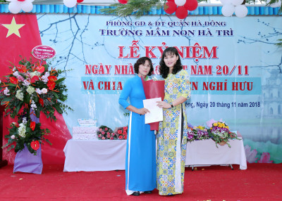 Chia tay giáo viên Nguyễn Thị Kim Hoa nghỉ hưu